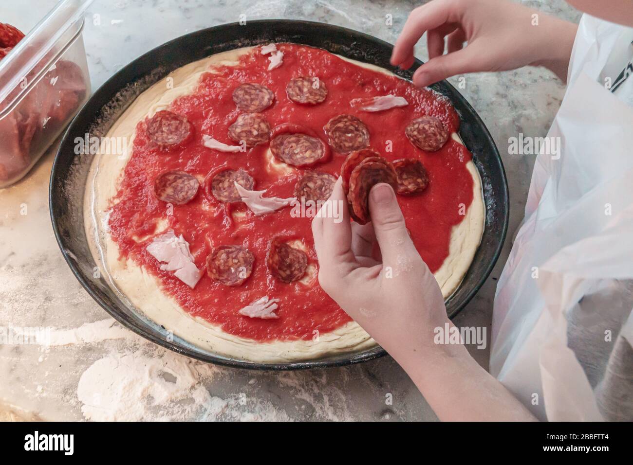 Bambini che fanno pizze in classe Foto Stock