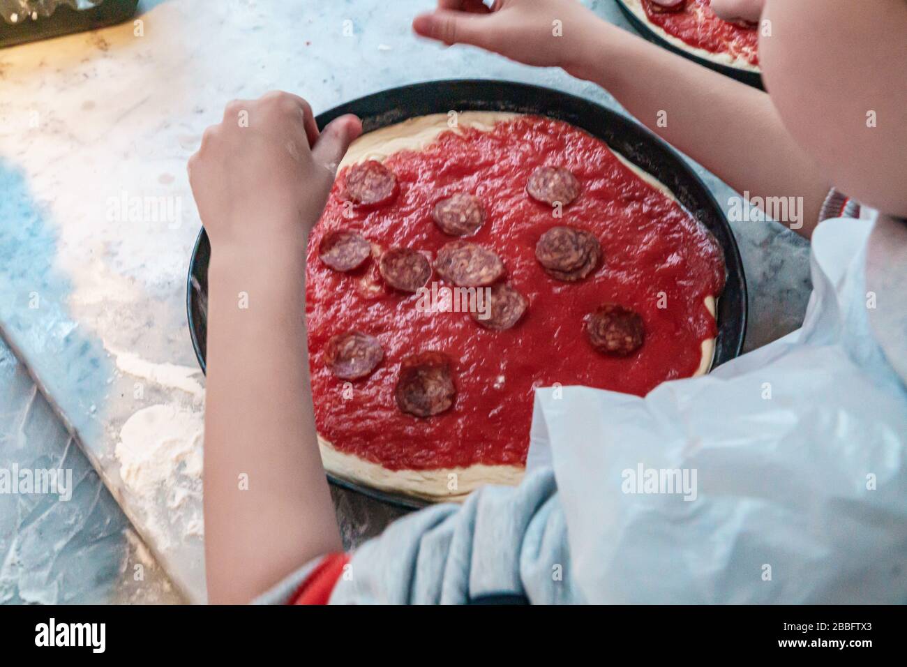 Bambini che fanno pizze in classe Foto Stock