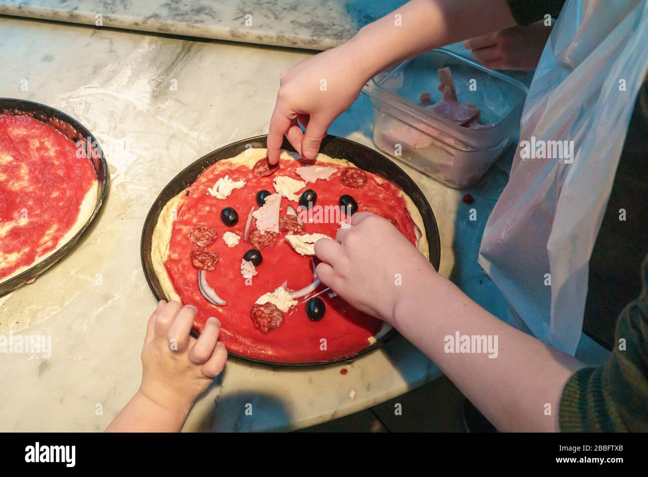 Bambini che fanno pizze in classe Foto Stock