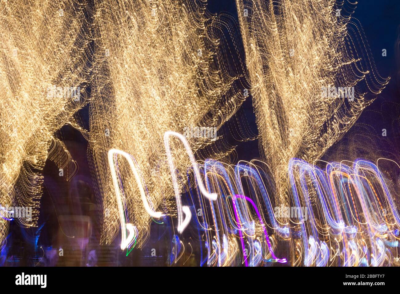 Luci in movimento provenienti dall'illuminazione natalizia sulla Ringstrasse di Vienna, Vienna, Austria Foto Stock