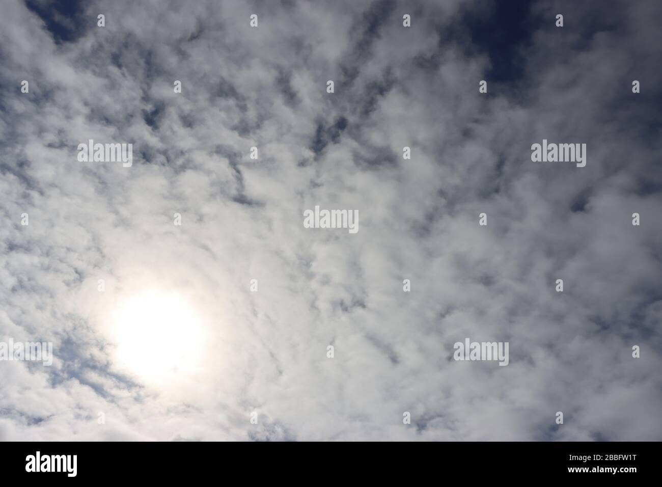 Sole coperto in cloud Foto Stock