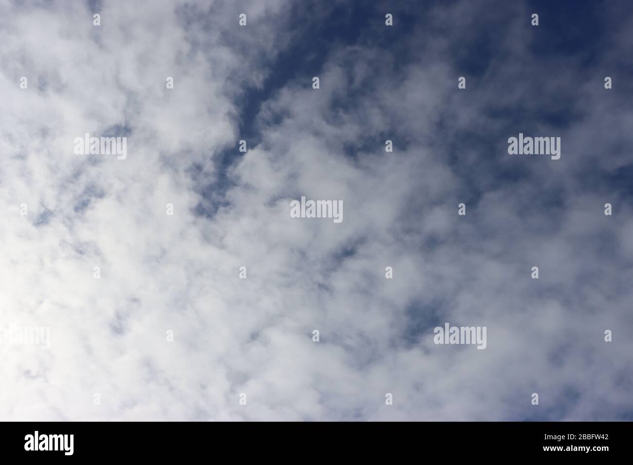 Lanuginoso cielo nuvoloso Foto Stock