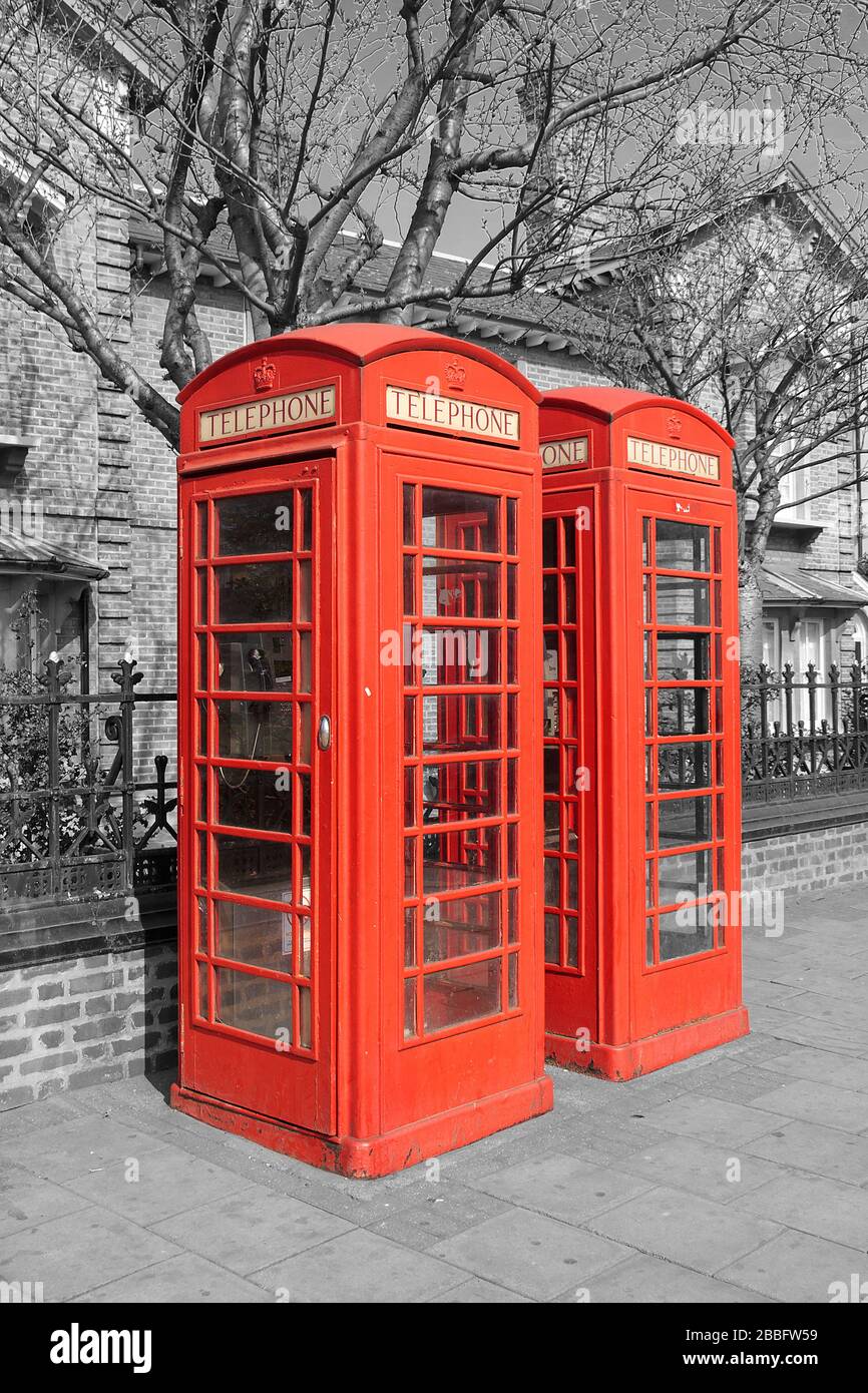 Due cabine telefoniche rosse su sfondo bianco e nero. Il Red Phone Booth è una delle icone più famose di Londra. Foto Stock