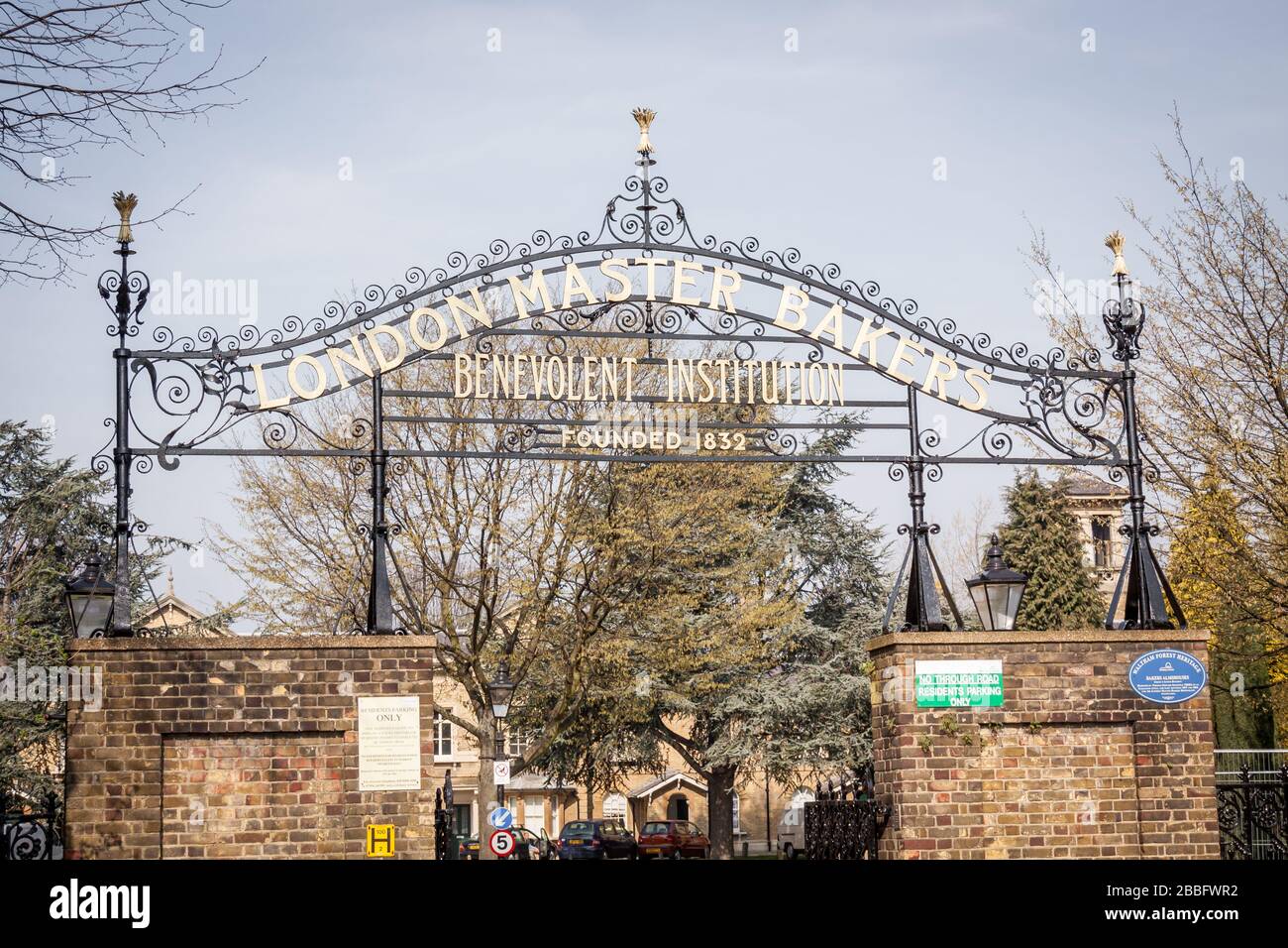 Londra, Regno Unito, marzo 2011: L'ingresso del Master Bakers Benevolent Institution di Londra, è stato costruito in un elaborato stile italiano da Thomas Knightley tra il 1857 e il 1866 Foto Stock