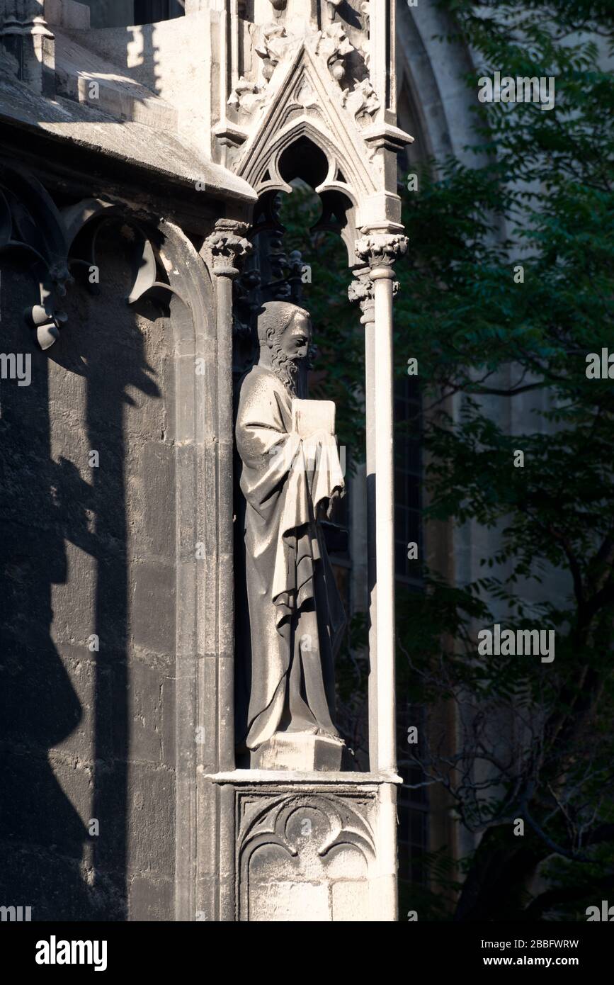 Statua di san sulla facciata della Cattedrale di Santo Stefano, Vienna, Austria Foto Stock