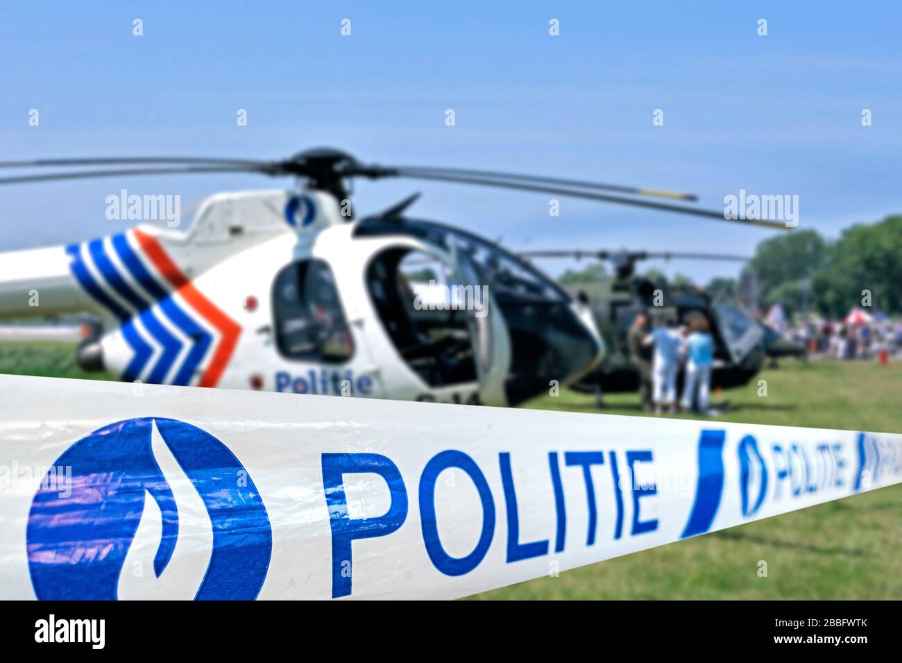 Politie / nastro di polizia di fronte alla polizia belga elicottero, Belgio Foto Stock