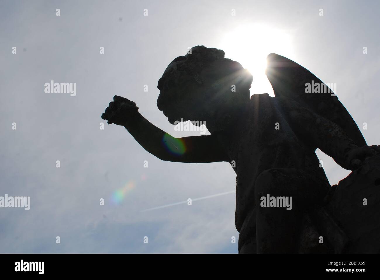 Una statua di un angelo su una tomba. Foto Stock