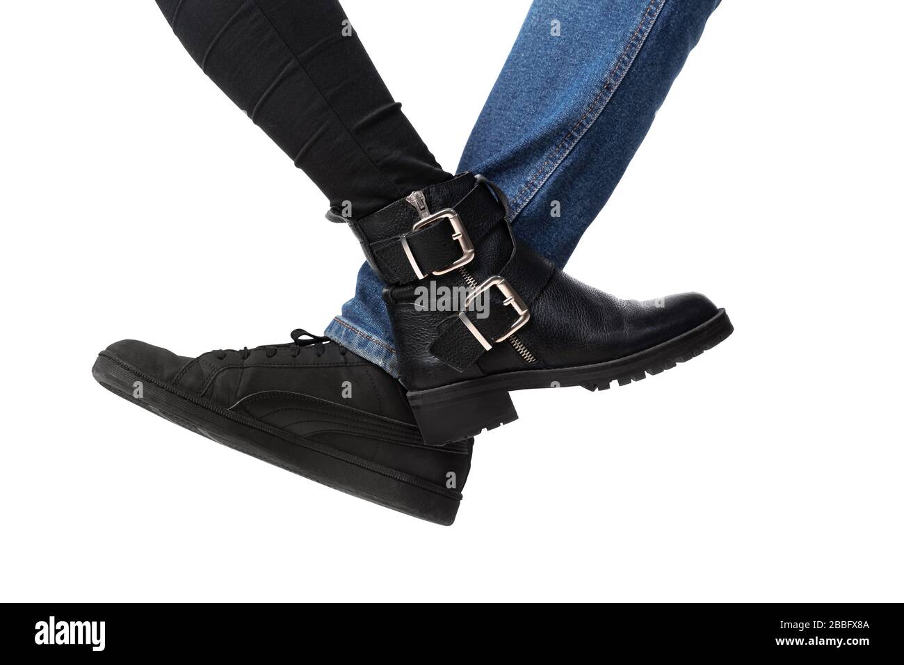 Il modo più sicuro per salutare. Come il coronavirus ha cambiato la nostra vita. Le persone salutano insieme su sfondo bianco. Prevenzione della polmonite, continuare ad essere in quarantena, rimanere a casa. Trattamento COVID, recupero. Foto Stock