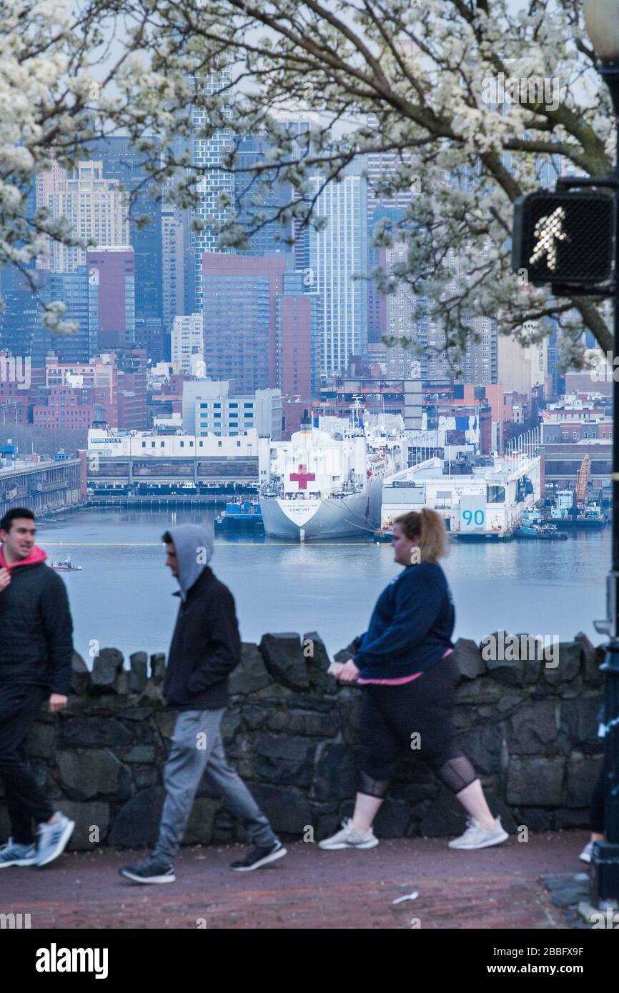 USNS Comfort U.S. Navy Hospital Ship attraccato a New York City Pier 90 pronto a prendere nuovi pazienti mentre NYC è in quarantena e aiuto sollievo Foto Stock