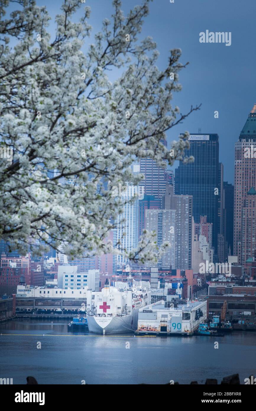 USNS Comfort U.S. Navy Hospital Ship attraccato a New York City Pier 90 pronto a prendere nuovi pazienti mentre NYC è in quarantena e aiuto sollievo Foto Stock