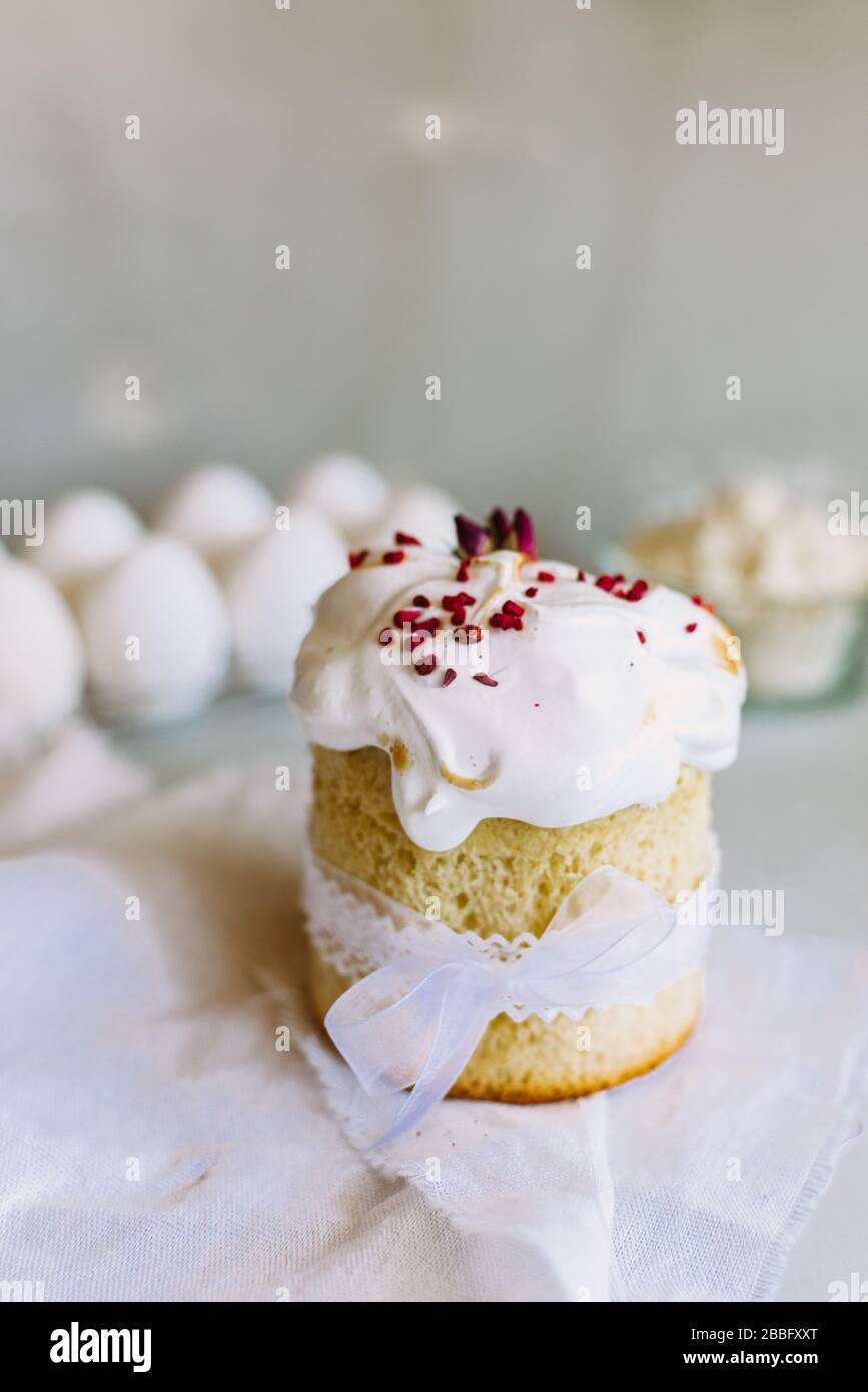 Torta di Pasqua su uno sfondo di uova di pollo e farina. Dolci da cucina  per Pasqua. Dolce ricetta torta Foto stock - Alamy