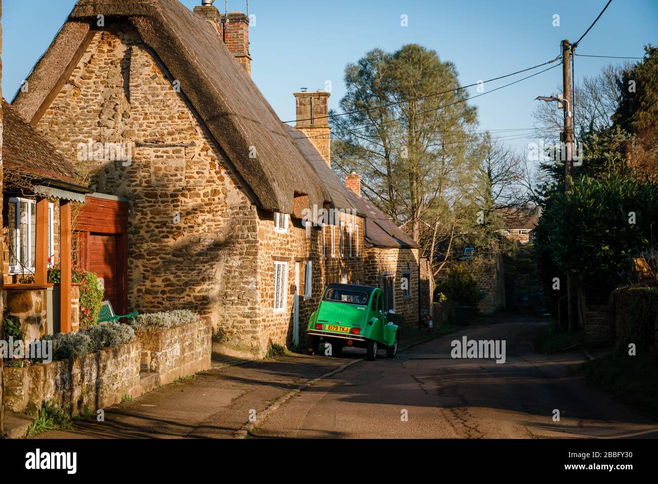 Cottage con tetto di paglia nel villaggio di Chacacombe, Oxfordshire Foto Stock