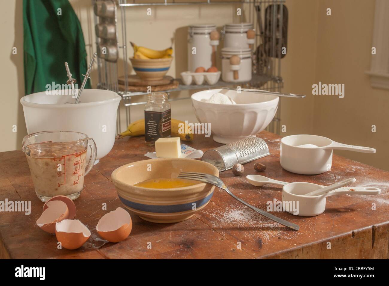 Ingredienti per fare pane di banana sul blocco macellaio in cucina. Foto Stock