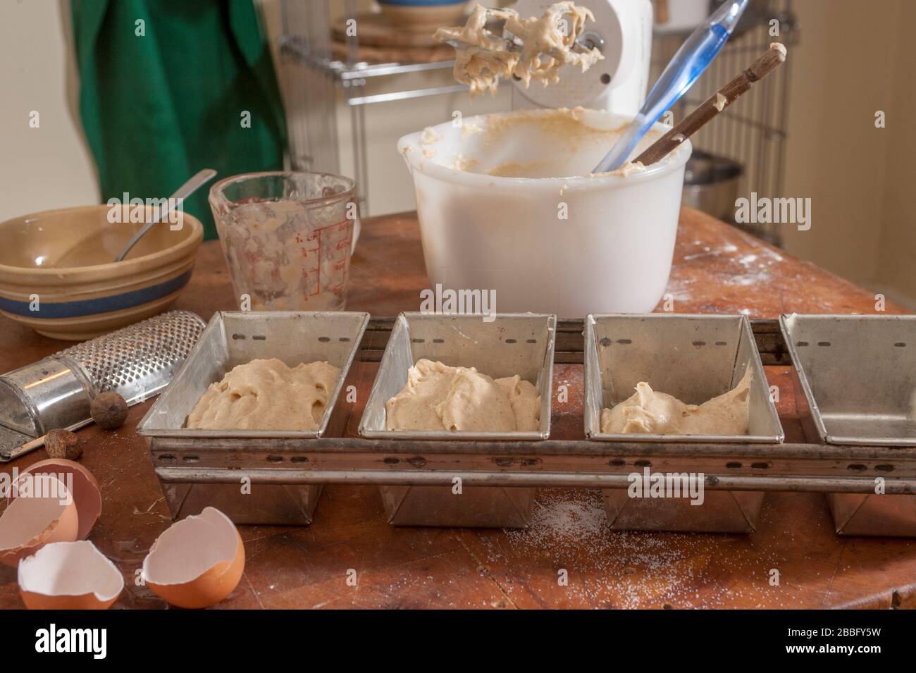 Pastella di pane di banana in teglie di cottura sul tavolo del blocco del macellaio in cucina. Foto Stock
