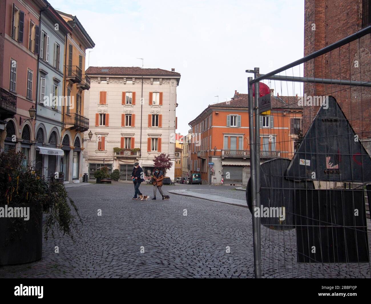 Vita quotidiana in quarantena a Cremona, Lombardia, Italia durante il covid19 pandemy. Epidemia mondiale di coronavirus. Foto Stock