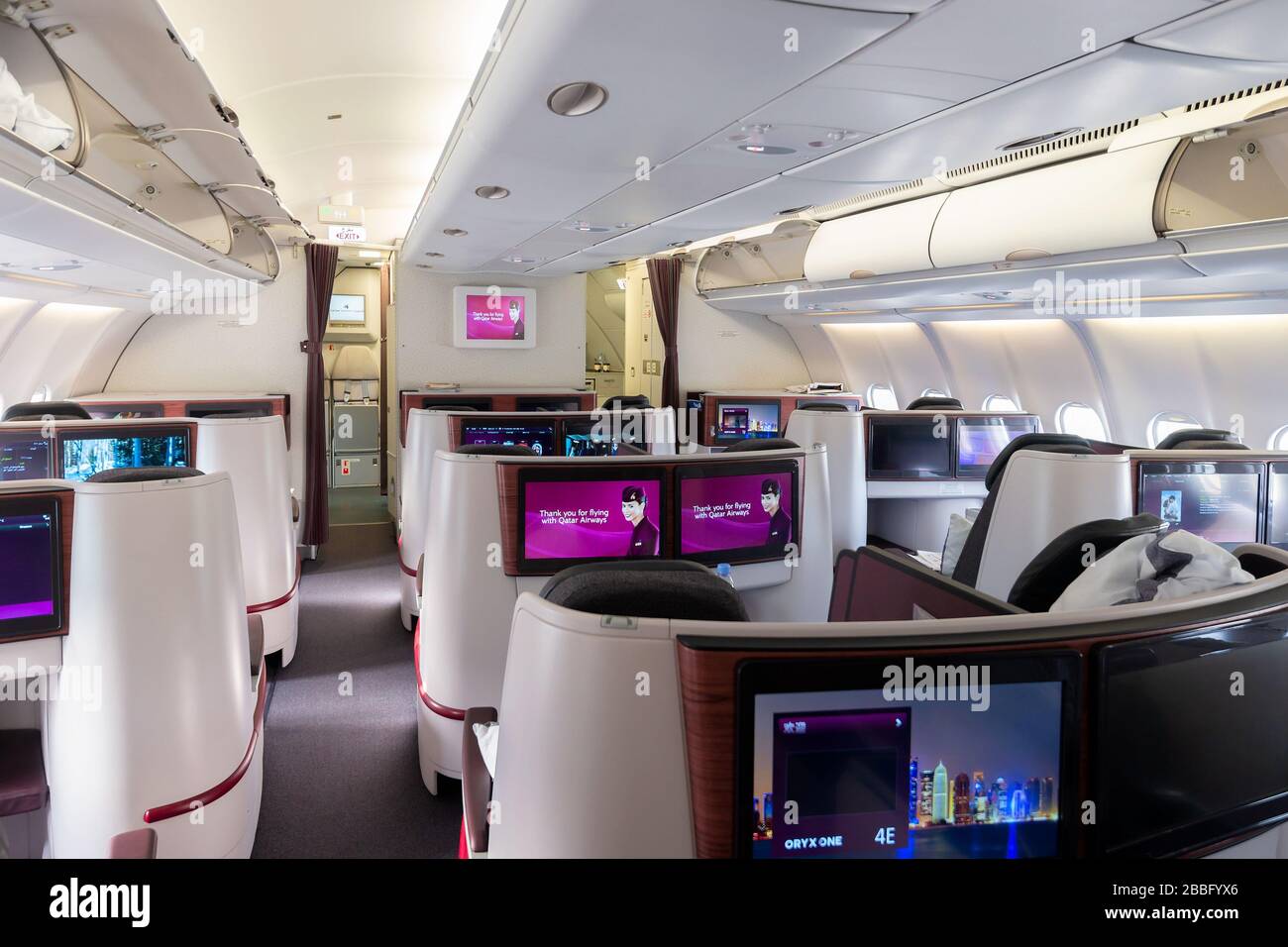 Cabina Business Class Airbus A330 di Qatar Airways con sedili a rombo Aerospace B/E. SKYTRAX cinque stelle compagnia aerea con hub a Doha Hamad, Qatar. Foto Stock