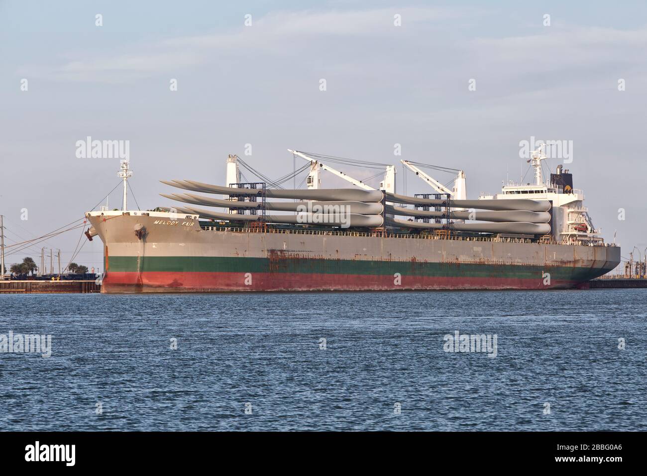 Pale di Propeller della turbina eolica gigante che si preparano per scaricare dal freighter, luce pm, Port Aransas, Texas. Foto Stock