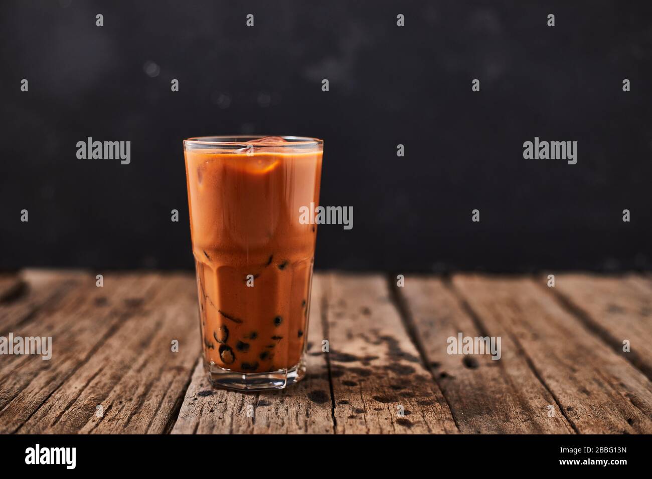 Tè a bolle di latte fatto in casa con perle di tapioca. Foto Stock