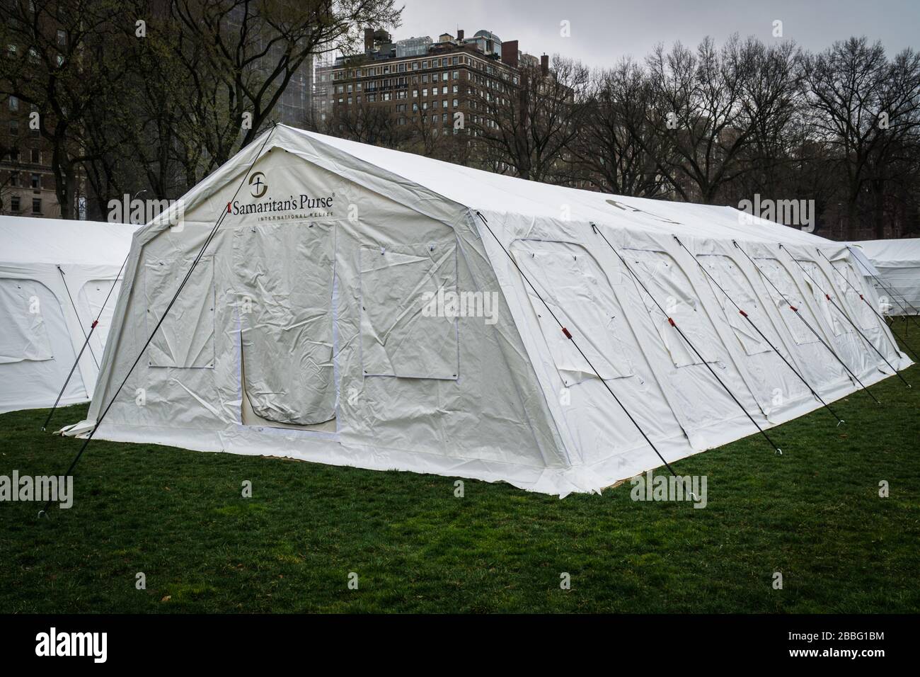 Purse an Evangelical Christian organizzazione umanitaria di Samaritan ha stabilito un'unità ospedaliera di assistenza respiratoria improvvisata a Central Park per i pazienti di Covid-19 a New York, NY, il 30 marzo 2020. (Foto di Steve Sanchez/Pacific Press/Sipa USA) Foto Stock