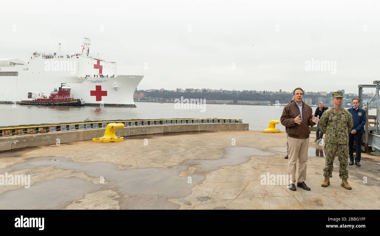 New York, Stati Uniti. 30th Mar, 2020. Il governatore Andrew Cuomo indirizza i media all'arrivo della nave Comfort della USNS Comfort Navy con 1000 letti per alleviare gli ospedali di New York su COVID-19 pandemia al molo 88 (Photo by Lev Radin/Pacific Press/Sipa USA) Credit: Sipa USA/Alamy Live News Foto Stock