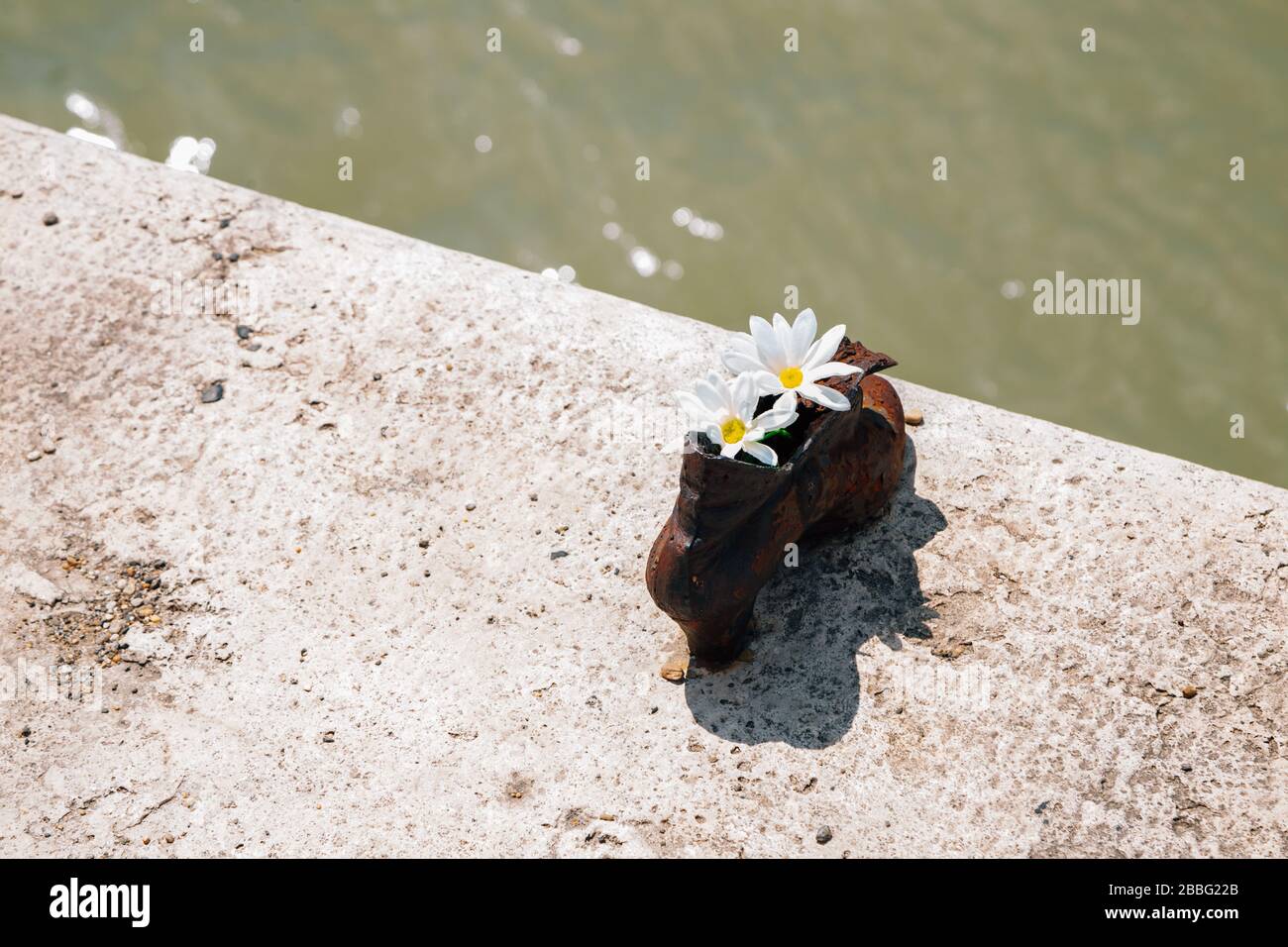 Budapest, Ungheria - 29 Giugno 2019 : Scarpe sulla sponda del Danubio memorial e Danubio Foto Stock