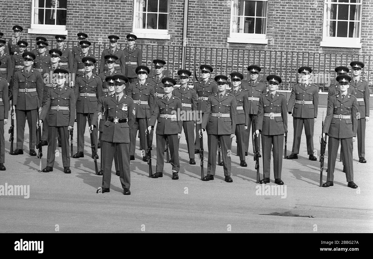 1968, un gruppo di solidali britannici in uniforme che si trovavano all'esterno sul terreno di parata durante una parata militare presso la Royal Artillery Barracks, Woolwich, South London, Inghilterra, Regno Unito. Costruita tra il 1776 e il 1802, la caserma ha il più grande terreno di parata in Gran Bretagna. Foto Stock