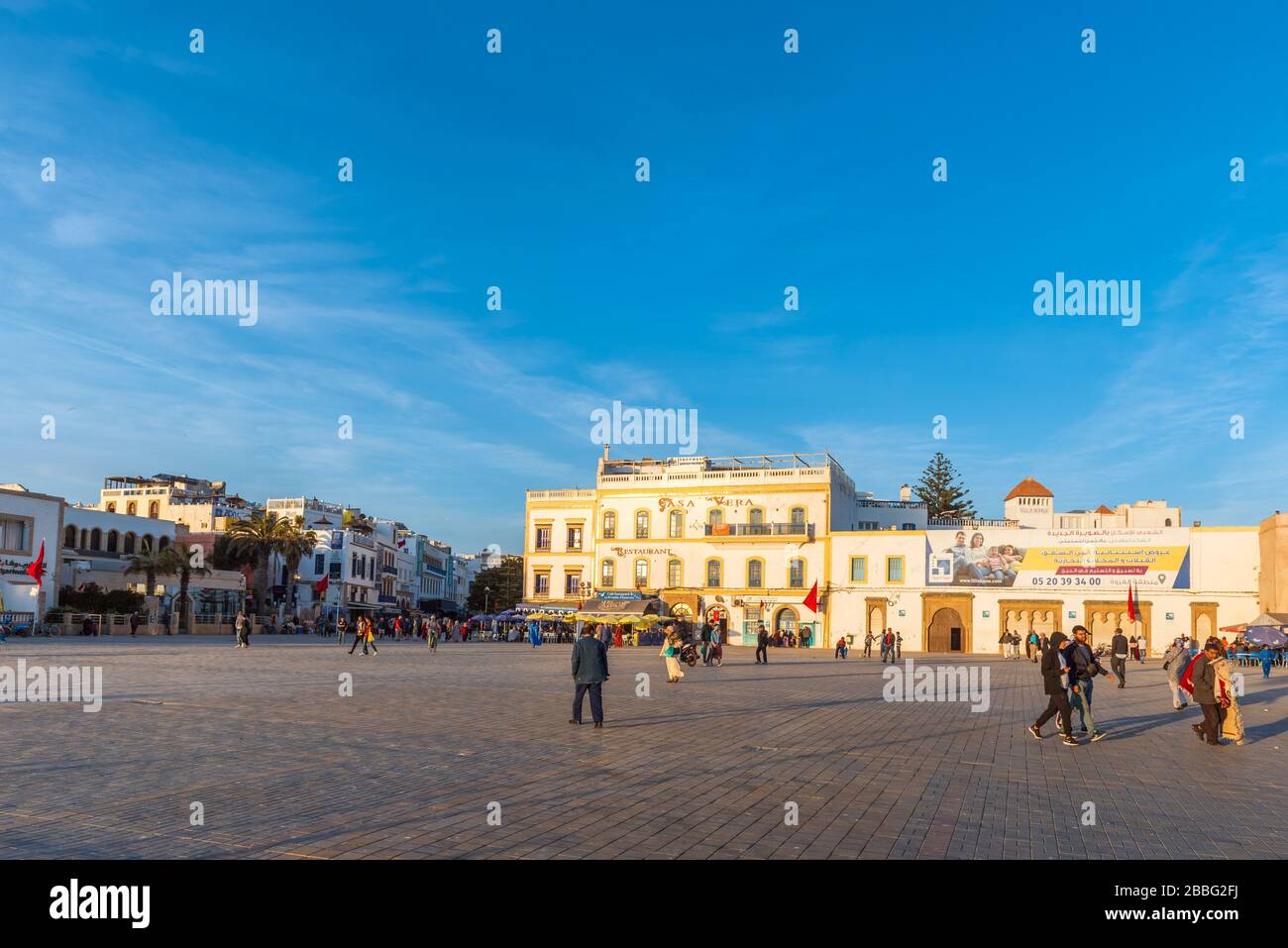 Essaouira, Marocco - 17 novembre 2019: Piazza della città della vecchia medina. Copiare lo spazio per il testo Foto Stock