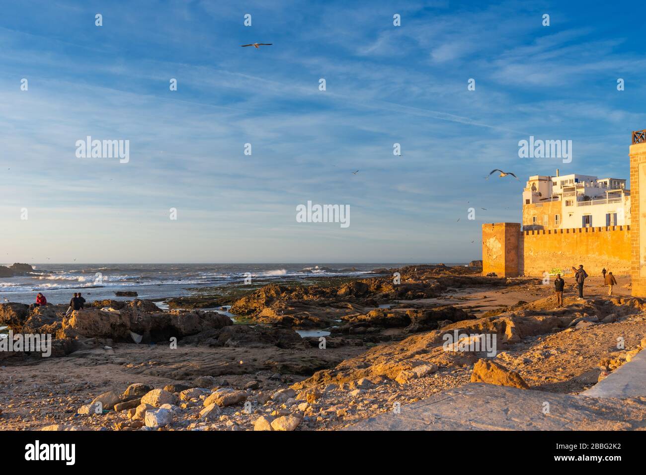 Essaouira, Marocco - 17 novembre 2019: Vista delle mura della città. Copiare lo spazio per il testo Foto Stock