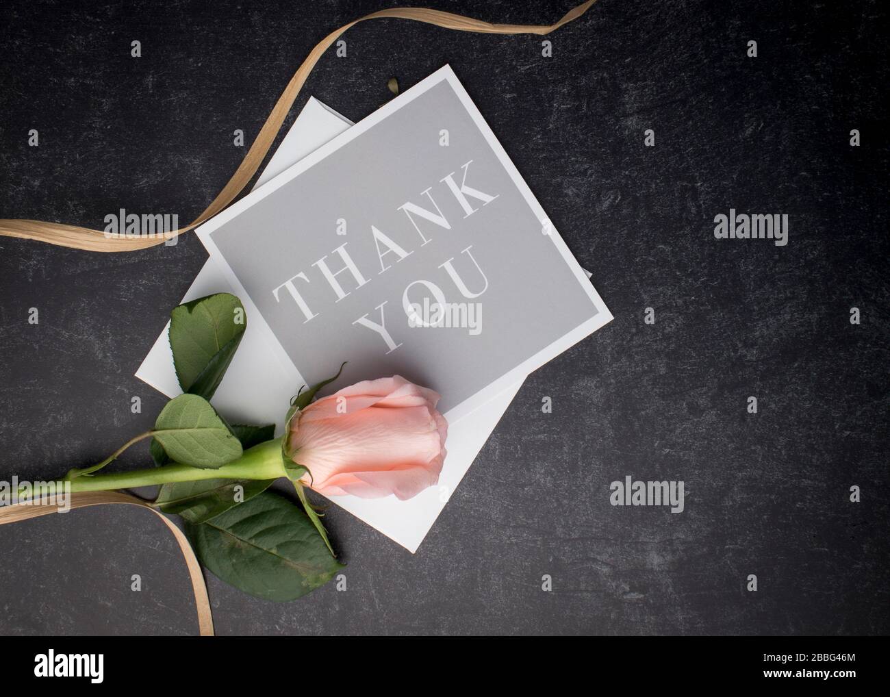 Un tocco floreale rende questo grazie nota un'aggiunta elegante ad un'inviitation di nozze o della doccia con la combinazione classy dei colori delicati Foto Stock