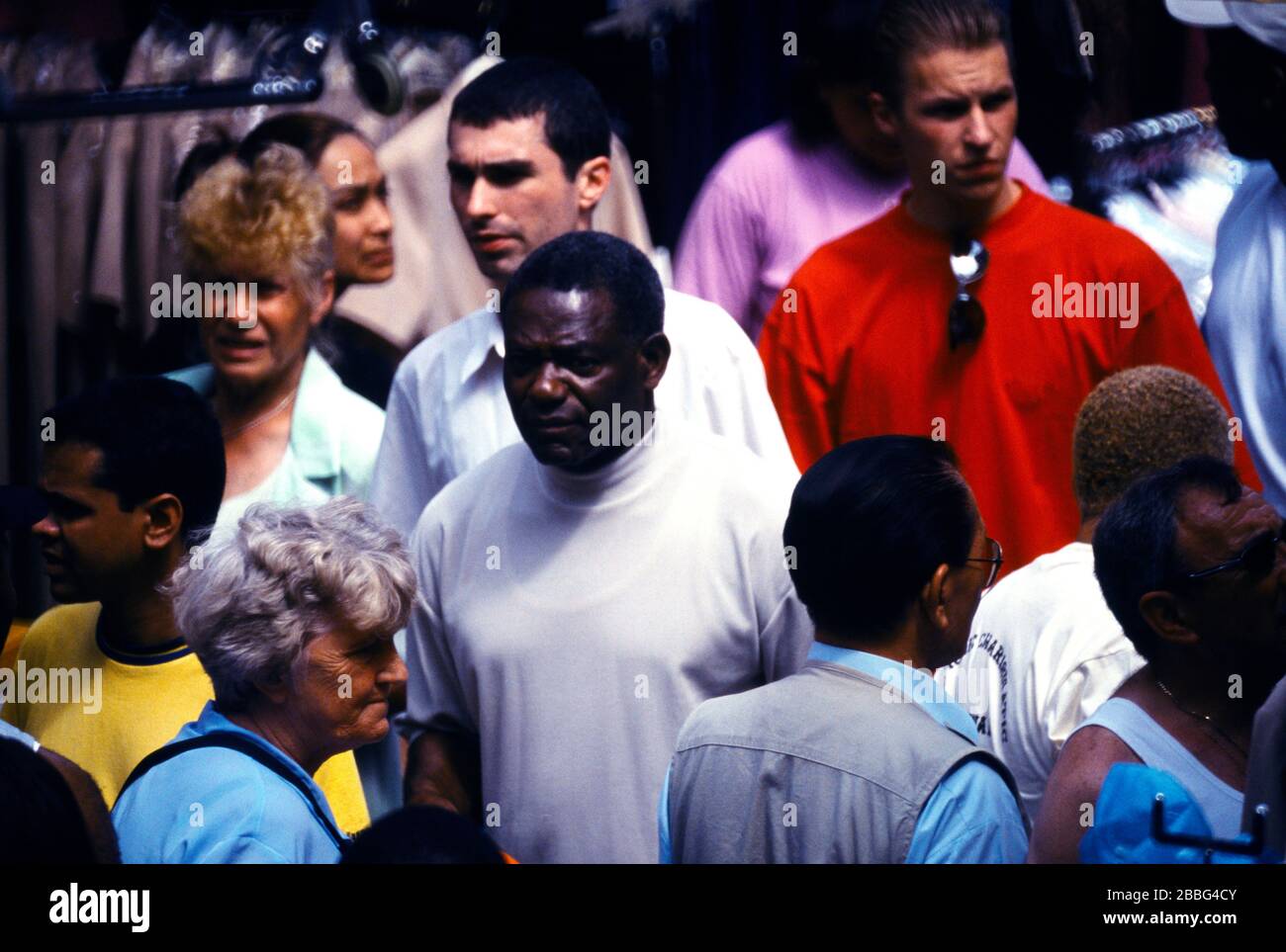 Londra Inghilterra Petticoat Lane folla multietnica Foto Stock