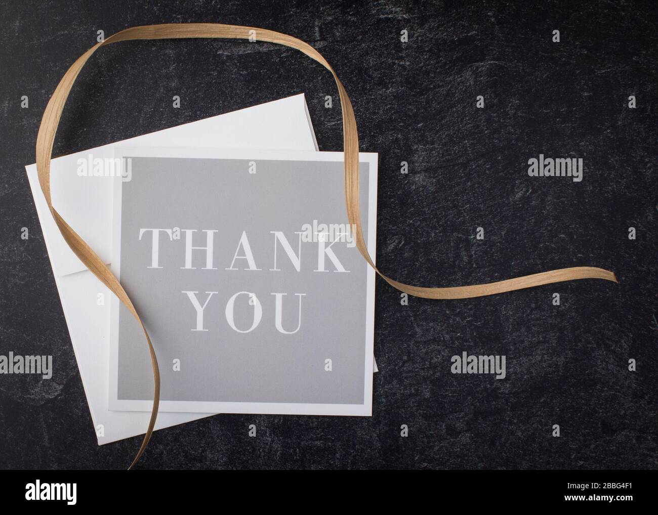 Un tocco floreale rende questo grazie nota un'aggiunta elegante ad un'inviitation di nozze o della doccia con la combinazione classy dei colori delicati Foto Stock