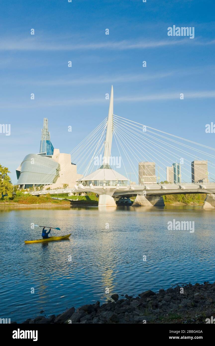 Kayak, skyline di Winnipeg da San Bonifacio che mostra il Fiume Rosso, il Ponte Esplanade Riel e il Museo Canadese per i diritti umani, Manitoba, Canada Foto Stock