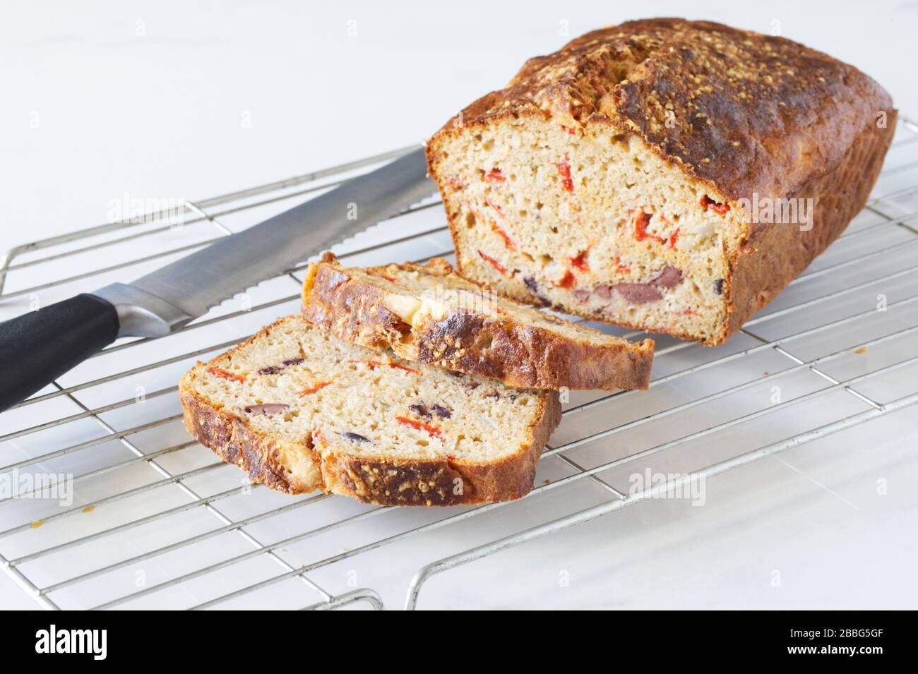Peperoncino Rosso fatto in casa e torta salata Olive. Foto Stock