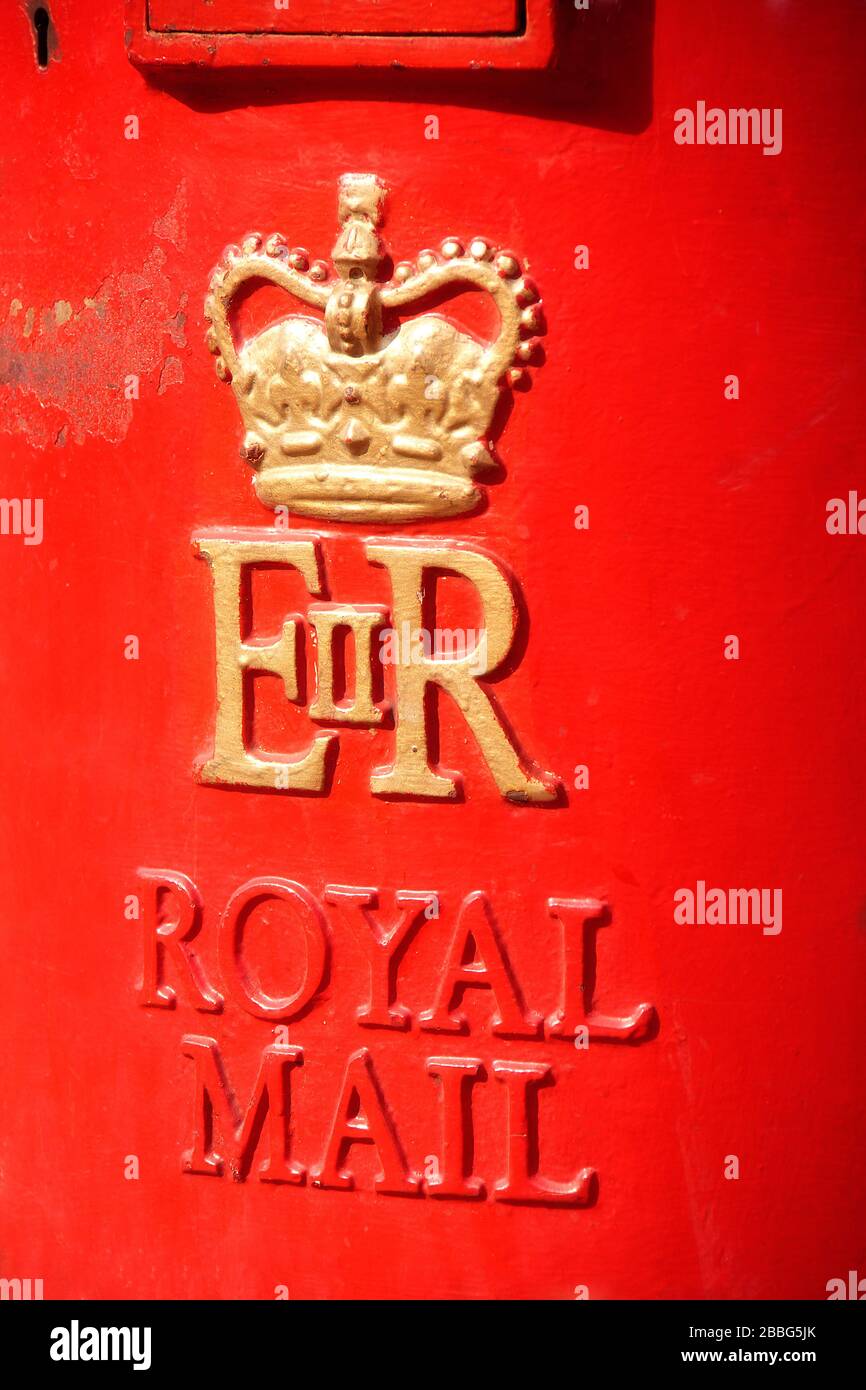 Tradizionale Postbox britannico rosso di Royal Mail a Londra, Regno Unito. Foto Stock