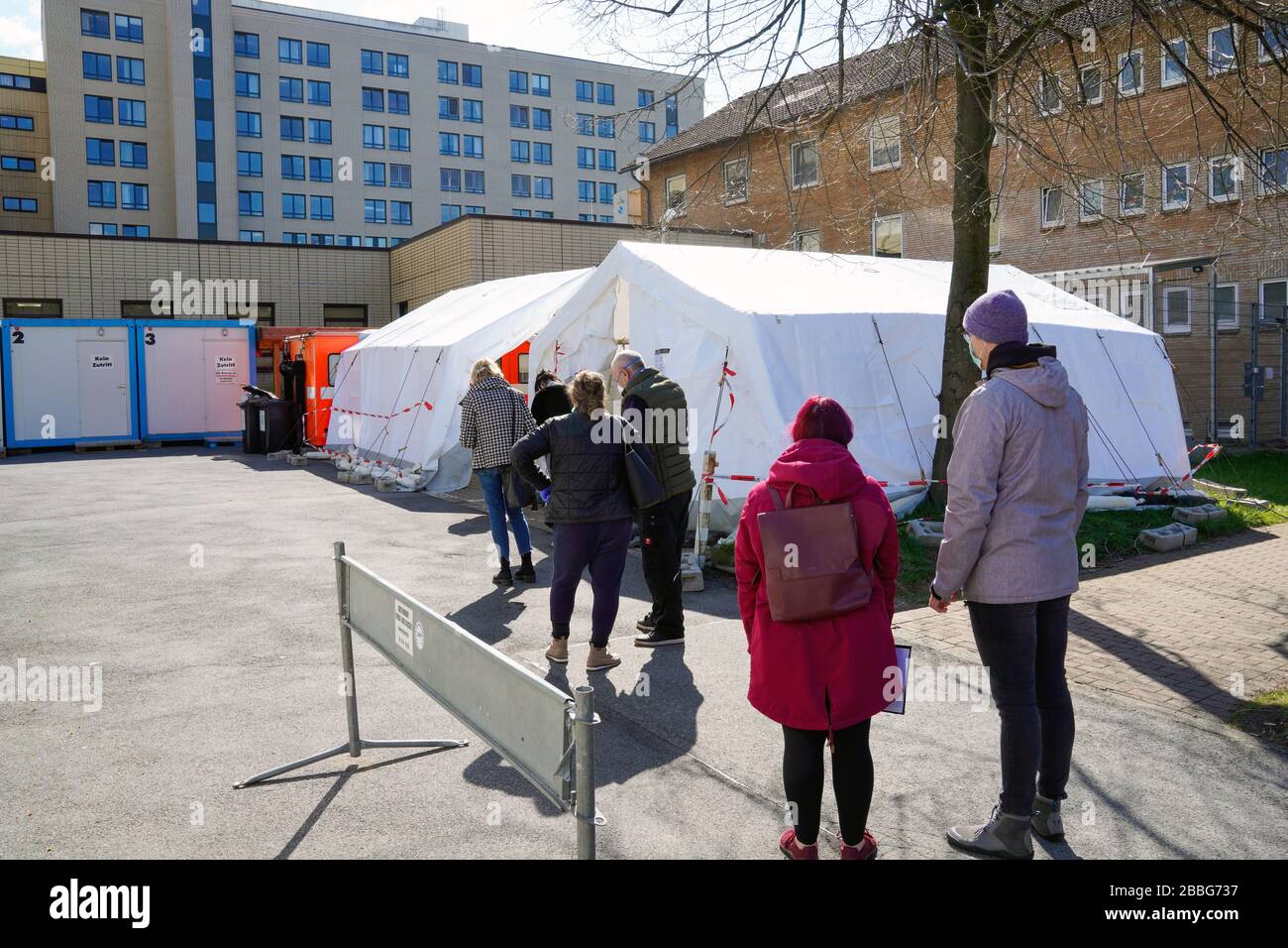 Dortmund, 31.3.2020: Am Klinikum Nord a Dortmund gibt es ein Corona-Testzentrum. A Zelten und Containern können Menschen auf das Virus untersucht werden. Foto: Personen warten auf den Test. --- Dortmund/Germania, 31 marzo 2020: Centro di test Corona presso il Klinikum Nord (Clinic North) di Dortmund/Germania. In tende e contenitori la gente può essere esaminata per il virus. Foto: Le persone sono in attesa del test. Foto Stock