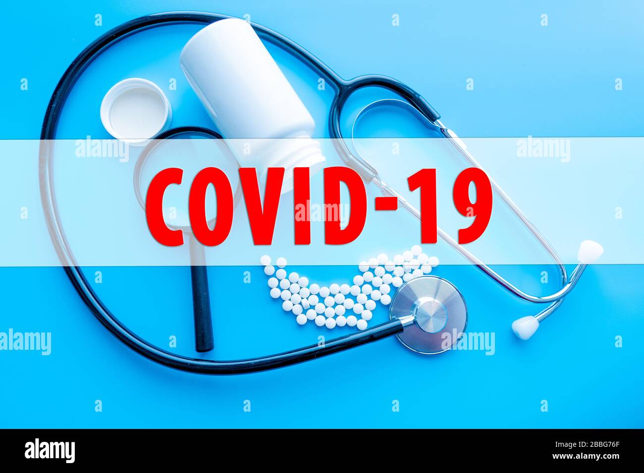 Testo COVID-19 con stetoscopio e provetta per vuoto per campione di sangue su sfondo nero. Covid-19 o Coronavirus Concept Foto Stock