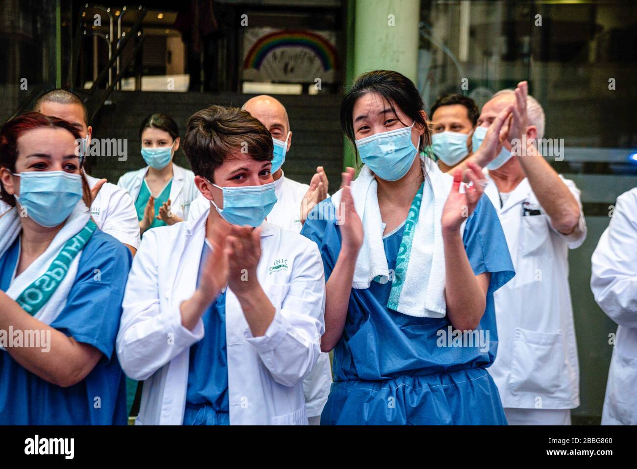 Un gruppo di infermieri e personale sanitario della Clinica ospedaliera di Barcellona applaudendo coloro che mostrano gratitudine nei loro confronti durante la crisi del coronavirus. Spagna? Il Ministero della Sanità ha finora registrato un totale di 94.417 infezioni, 8.189 decessi e 19.259 riprese dall’inizio dell’epidemia. Foto Stock