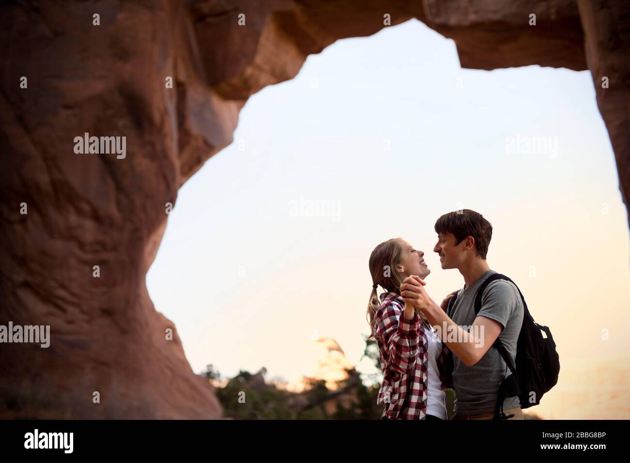 Coppia giovane felice ballare insieme mentre escursioni nel deserto Foto Stock