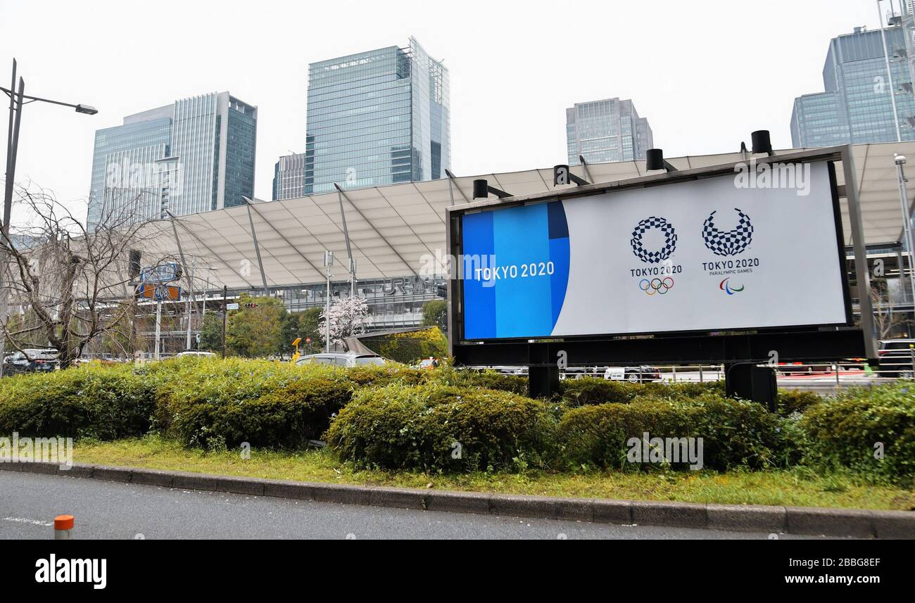 Tokyo, Giappone. 31st Mar, 2020. Un banner per i Giochi Olimpici di Tokyo è visibile vicino alla stazione di Tokyo, Giappone, il 26 marzo 2020. Foto di Keizo Mori/UPI Credit: UPI/Alamy Live News Foto Stock