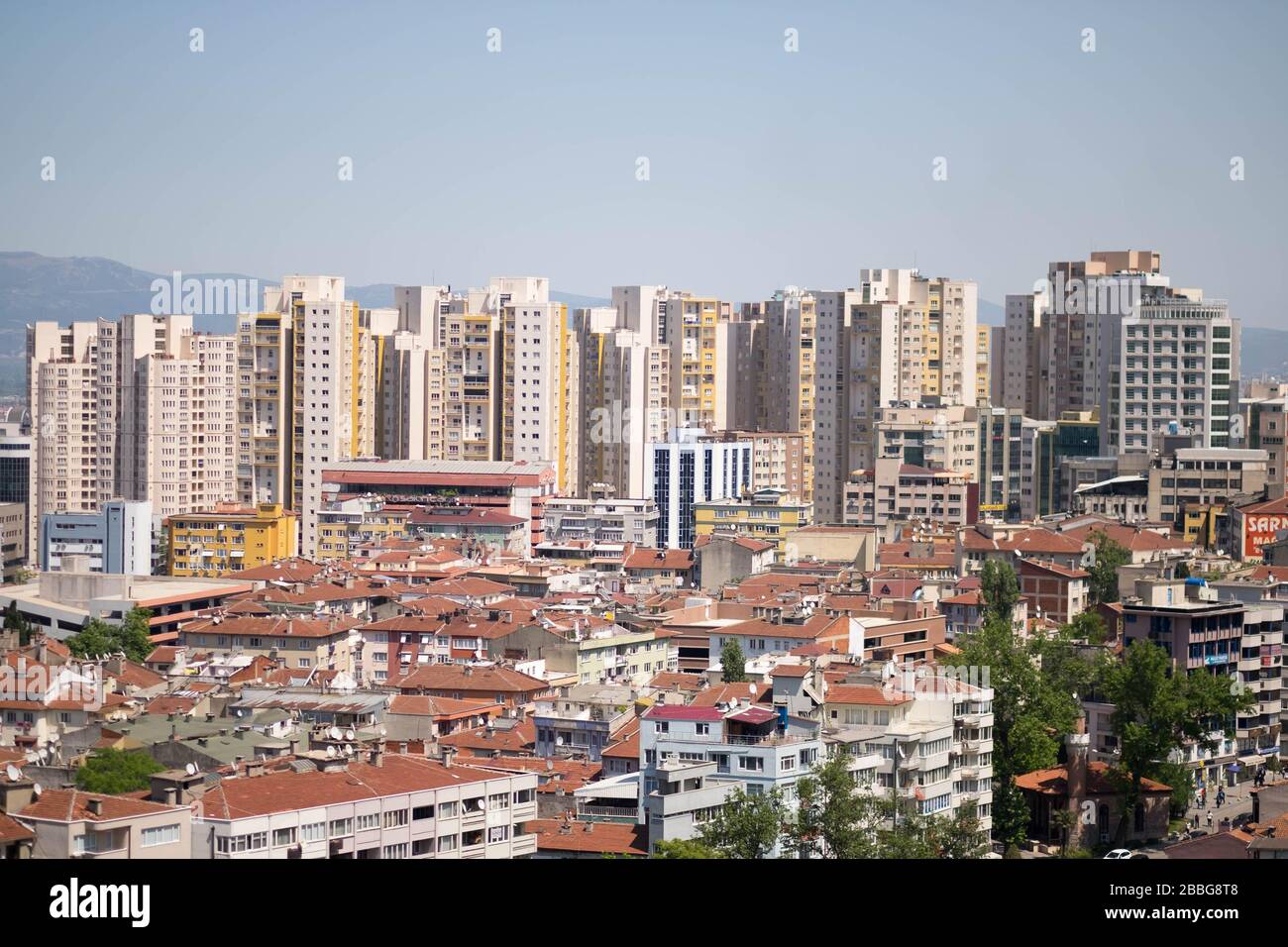 Bursa è una delle città più grandi della Turchia, purtroppo, la pianificazione e l'architettura della città è terribile. La zona verde della città non è sufficiente. Foto Stock