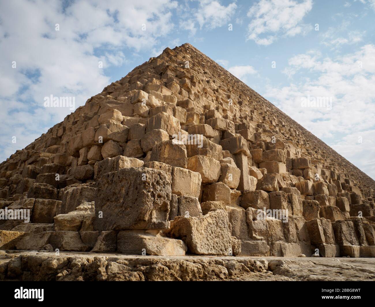 airo, Egitto, gennaio 2020, la grande piramide di giza che guarda da terra alla cima Foto Stock