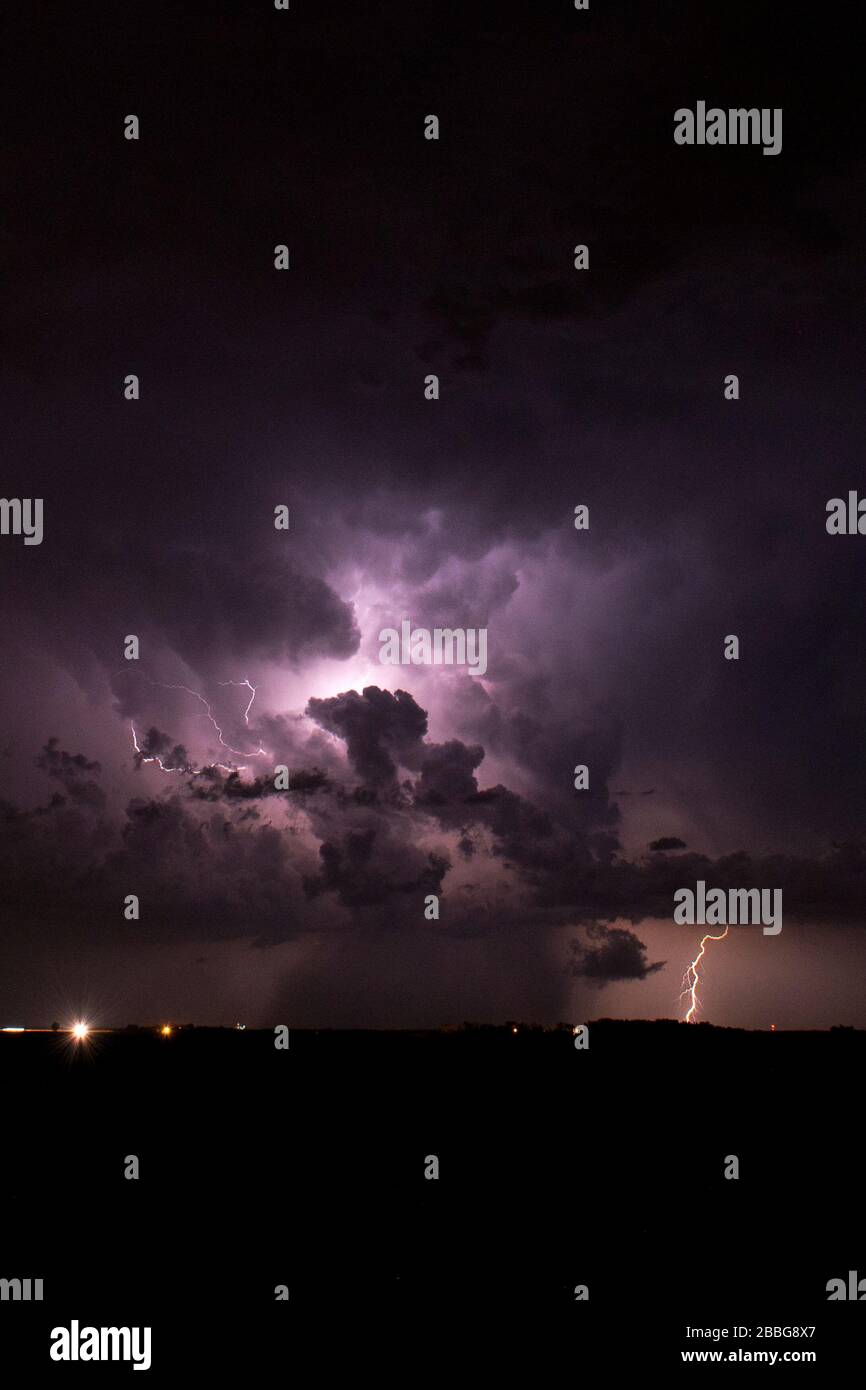 Tempesta con fulmini sopra Manitoba rurale del sud, Canada Foto Stock