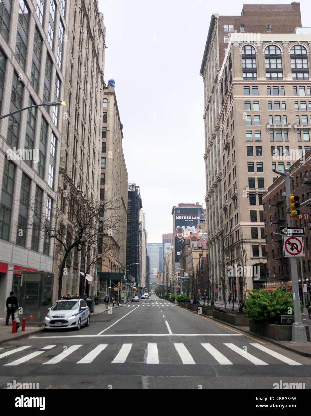 Park Avenue South a Manhattan è quasi vuoto il 30 marzo 2020 intorno alla normale corsa di Noontime. Il governatore di New York Andrew Cuomo ha annunciato il 29th marzo che il piano di pausa dello Stato di New York per combattere il coronavirus sarebbe stato prorogato di altre due settimane (Foto di Samuel Rigelhaupt / Sipa USA) Foto Stock