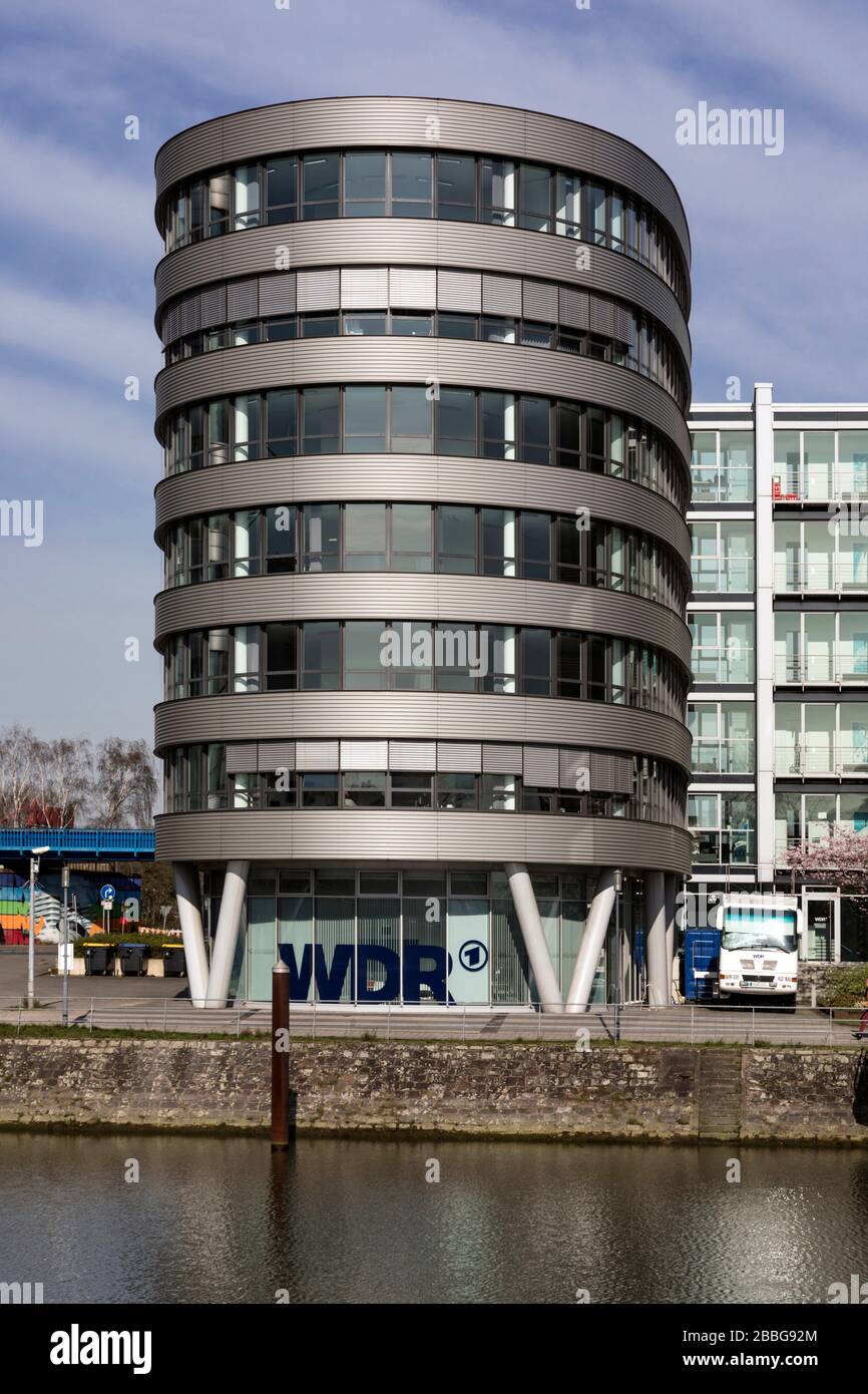 Marina Duisburg, il porto turistico nel porto interno di fronte alle cinque barche con il WDR Studio, Gastronomie e Novita BKK Foto Stock