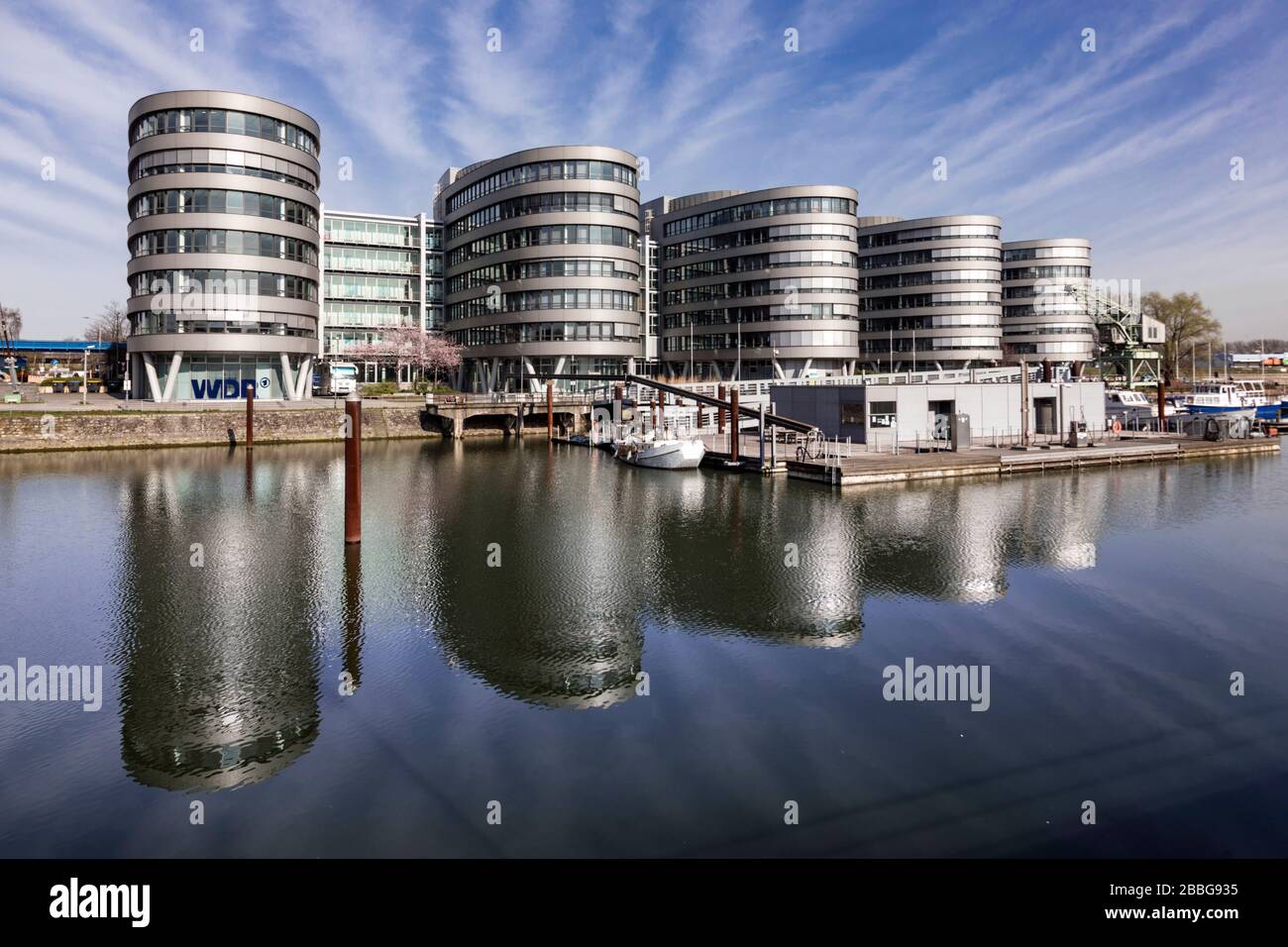 Marina Duisburg, il porto turistico nel porto interno di fronte alle cinque barche con il WDR Studio, Gastronomie e Novita BKK Foto Stock