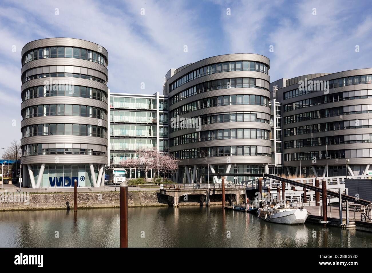 Marina Duisburg, il porto turistico nel porto interno di fronte alle cinque barche con il WDR Studio, Gastronomie e Novita BKK Foto Stock