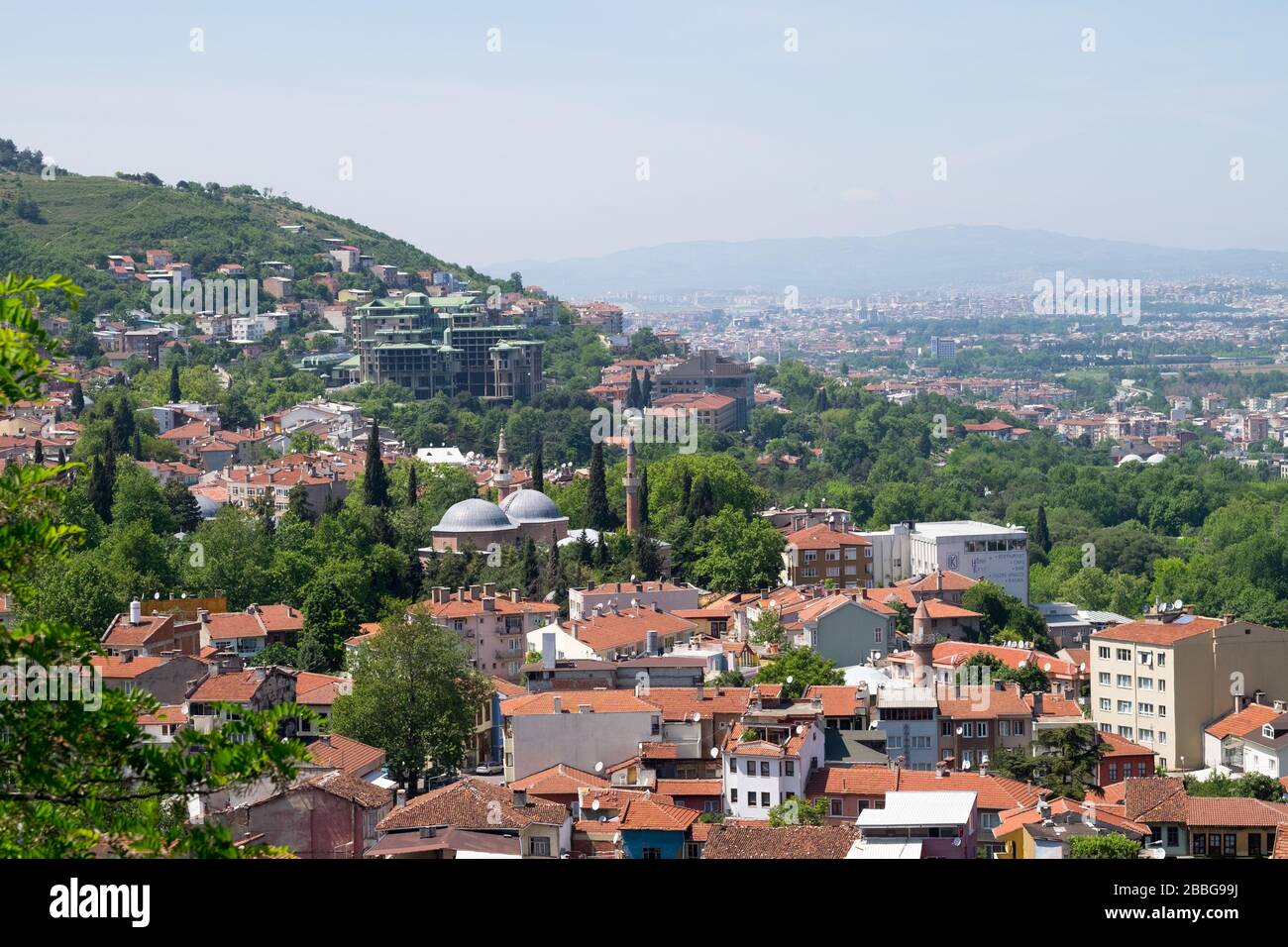 Bursa è una delle città più grandi della Turchia, purtroppo, la pianificazione e l'architettura della città è terribile. La zona verde della città non è sufficiente. Foto Stock