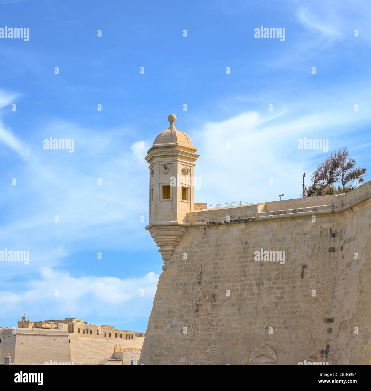 La Torre di avvistamento delle Vedette sulla punta della penisola di Senglea, Malta. È scolpito con un orecchio e un occhio. Foto Stock