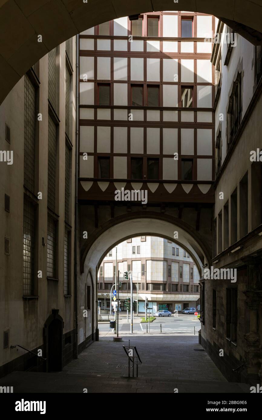 Un passaggio con una volta a croce al municipio medievale di Duisburg Foto Stock