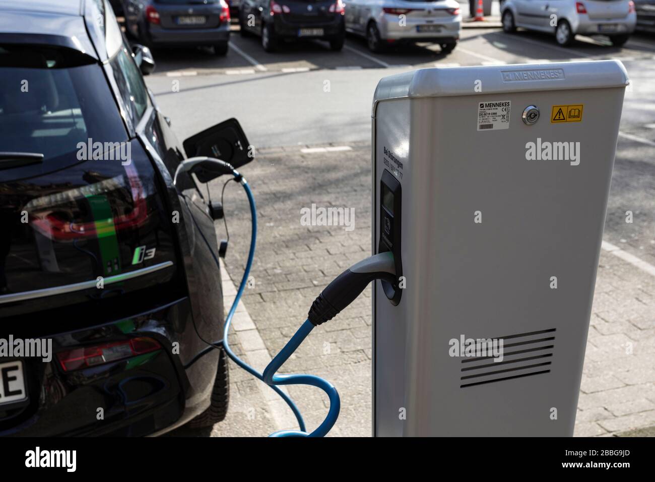 Parcheggio di fronte al municipio di Duisburg con punti di ricarica elettrici. Foto Stock